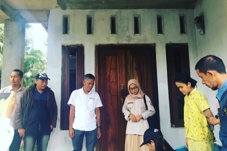 Anggota Bawaslu Sumut Marwan, SAG. Bersama Jajaran Panwascam Binjai Selatan dan Jajaran PPK Binjai Selatan monitoring jalan Coklit di TPS 18. (Ist)