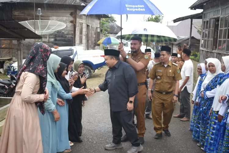 Bupati Tapsel H Dolly Pasaribu saat menghadiri pengajian akbar BKMT Kecamatan Arse, di Kampung Gunung Manaon, Desa Pardomuan, Kecamatan Arse Kabupaten Tapsel, Selasa (28/2/2023).(Foto : Realitasonline/Riswandy)