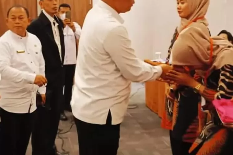 Kadisdik Yudi Hilmawan menyalami salah satu peserta Bimtek menuai kritikan dari LSM.