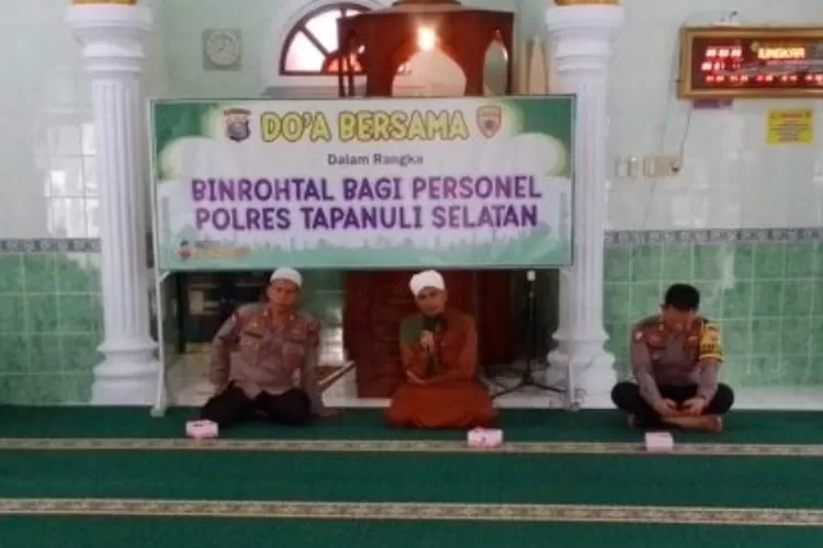 Personel Polres Tapsel saat mengikuti Binrohtal di di Masjid Al Muqorrobin Mapolres Tapsel.(Foto : Realitasonline / Riswandy)