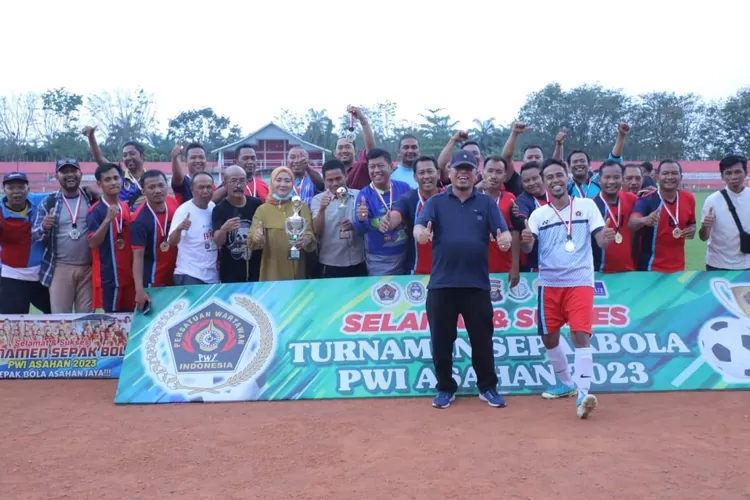 Foto bersama usai kegiatan Turnamen sepak Bola PWI Asahan di 2023 ( HS)