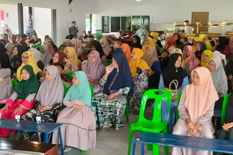 Kehadiran warga masyarakat pada acara silaturahmi anggota DPRK dalam rangka menyerap aspirasi