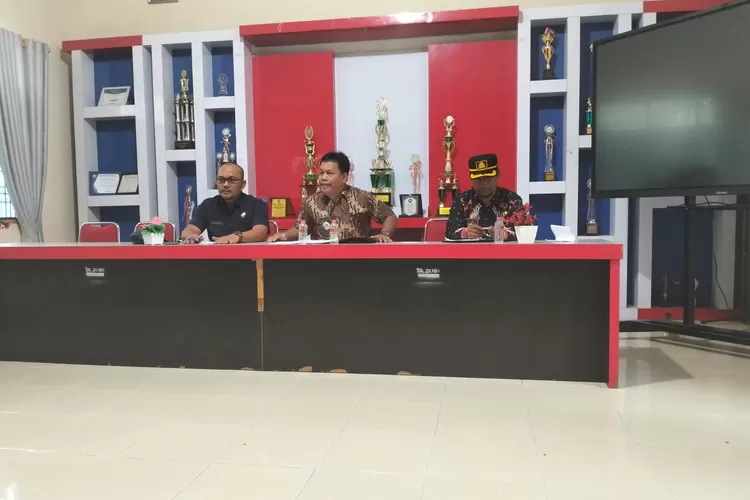 Camat didampingi lurah dan pejabatnya saat memberi keterangan kepada sejumlah awak media terkait persoalan warga dengan Kepling 6 kelurahan Kisaran Baru (HS)