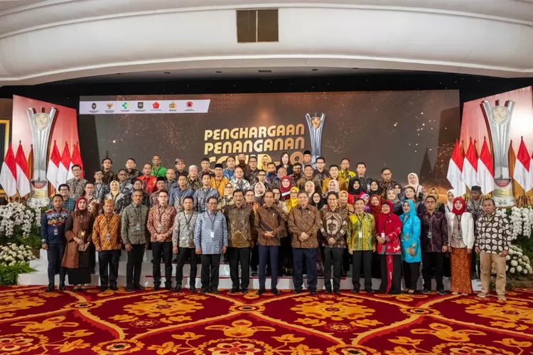 Foto : Penerima penghargaan PPKM Award 2023 berfoto bersama presiden RI Joko Widodo.(realitasonline.id/ASR)