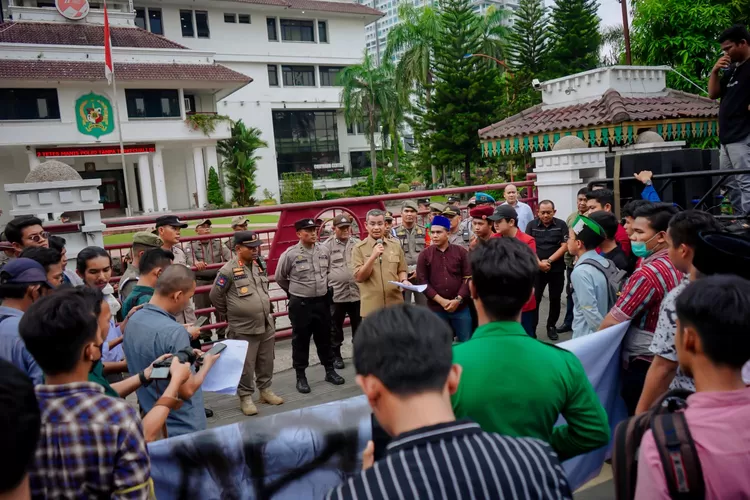Kelompok Cipayung Plus saat aksi damai di depan Kantor Balai Kota Medan.
