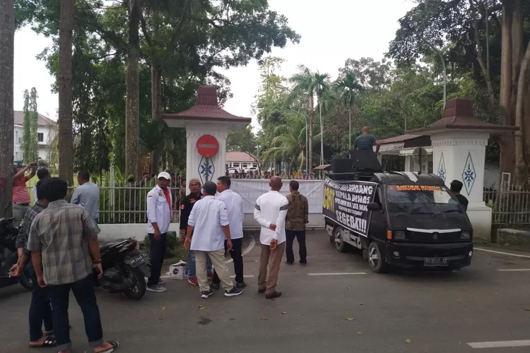Aksi pemborong di depan kantor Bupati Deli Serdang minta Kadis Cikataru dicopot