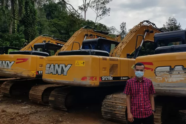 Kepala Baguna PDIP Madina saat investigasi di Lokasi Penggiat Galian C Diduga Perusak DAS di Desa Simalagi Hutabargot Madina Sumut.