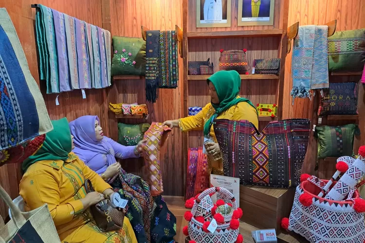 Ketua Dekranasda Padang Sidempuan berkunjung melihat tenunan Padang Sidempuan dalam kegiatan Inacraft ke-23 di Jakarta