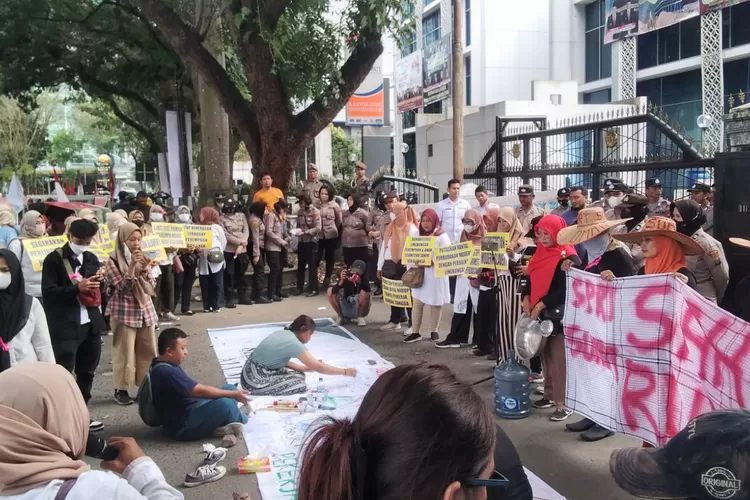 Massa yang didominani kaum perempuan melakukan aksi di depan pagar gedung DPRD SU menuntut sahkan RUU PPRT. (Foto/ist)