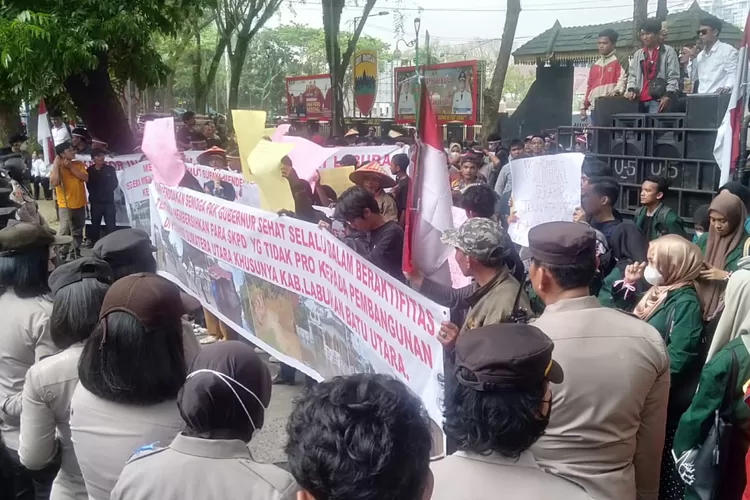 Aksi demo massa mahasiswa di DPRD Sumut menuntut Pemprovsu perbaiki tanggul jebol di Labura 