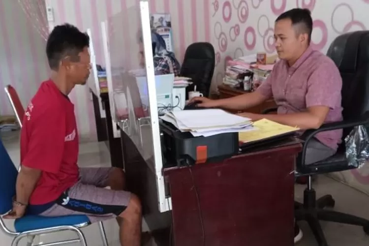 IPS terduga pelaku pemerkosa seorang siswi di Paluta menjalani pemeriksaan di Polres Tapsel. (Foto ; Realitasonline/Riswandy)