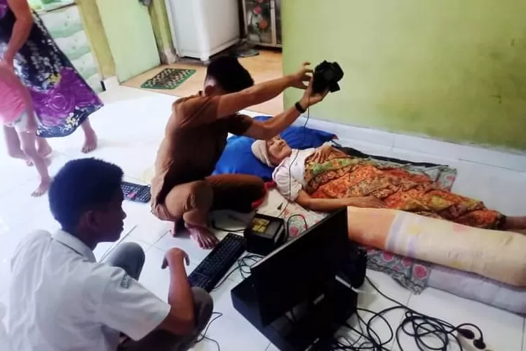 Tim Sadoku Disdukcapil Deli Serdang saat melakukan perekaman KTP-el kepada warga yang sakit di rumah wagra