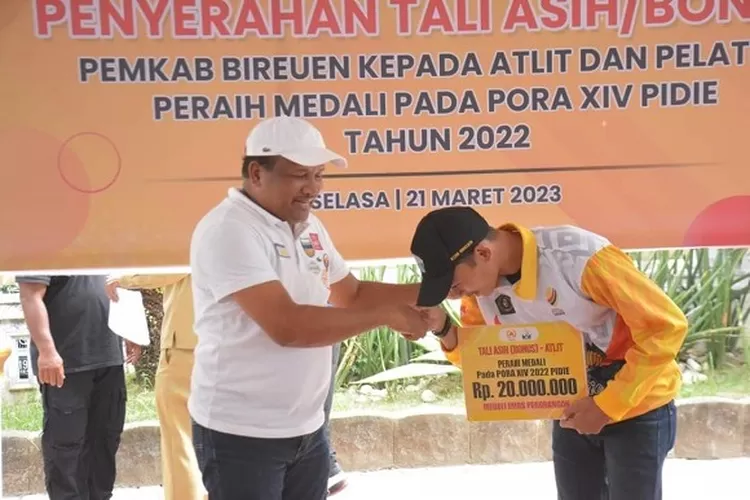 Pemkab Bireuen Serahkan Tali Asih untuk Atlet PORA