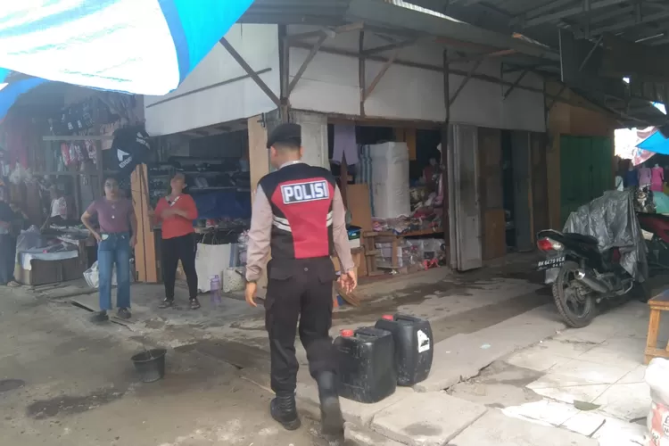 Personil Samapta Polres Batubara sedang melakukan patroli jalan kaki. (Photo:Realitasonline/H.Guntur Sinaga).