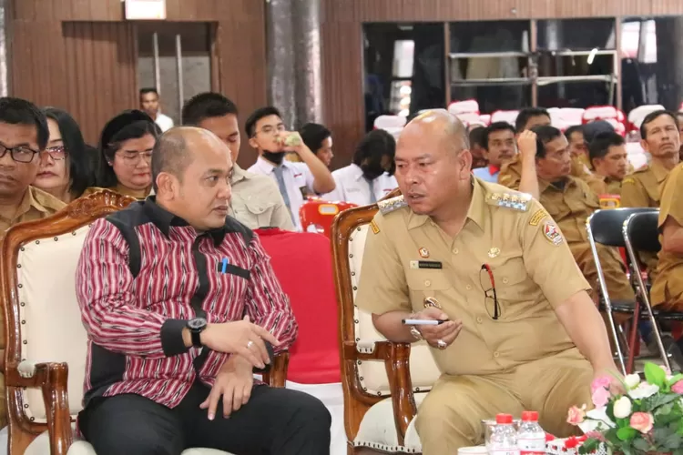Bupati Taput Nikson Nababan saat diskusi dengan Kepala Bependa Sumut Achmad Fadly yang kehadirannya mewakili Gubsu dalam agenda Musyawarah RKPD tahun anggaran 2024. (Realitasonline.id/Alpon Situmorang)