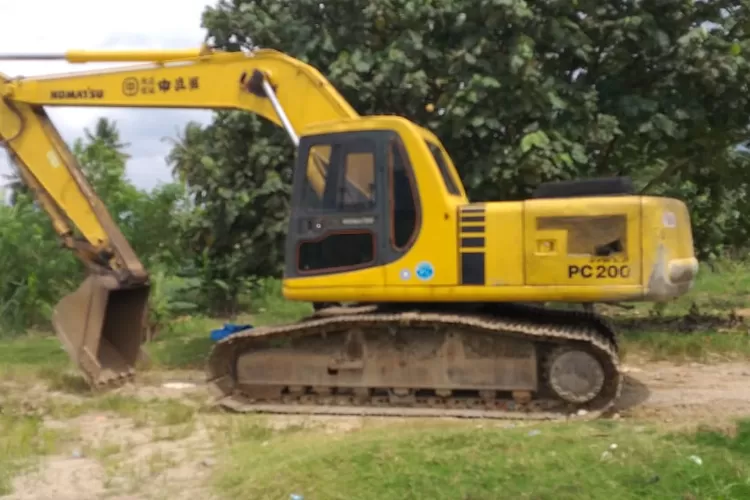 alat berat Beco yang digunakan untuk pekerjaan galian C ilegal di hilir Jembatan terpanjang di Madina