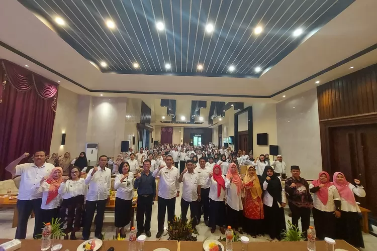 Kadisdik Yudi Hilmawan (tengah) bersama guru-guru SDN se-Kecamatan Tanjung Morawa di Thong's Inn Hotel. (foto/ist)
