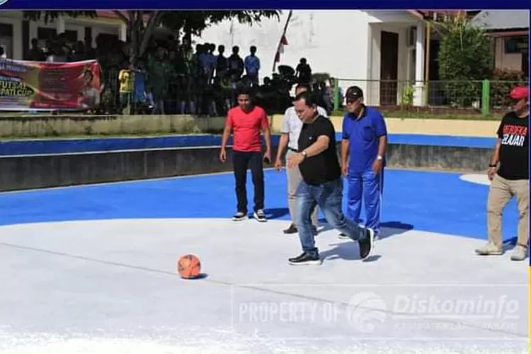 Kadistarukim Labuhanbatu saat menendang bola tanda dibukanya turnamen futsal bupati cup tingkat SMP/MTS
