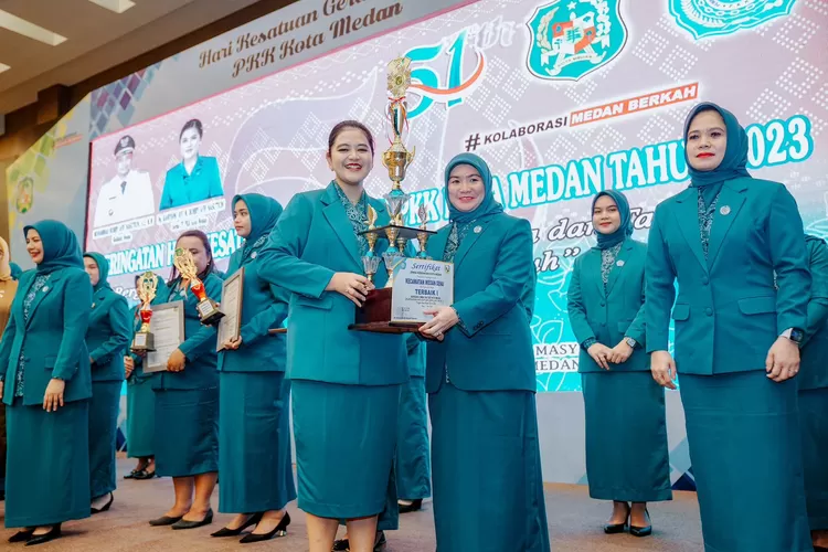 Ketua TP PKK juga menyerahkan hadiah kepada kader PKK kelurahan menjadi juara lomba dalam rangka HKG