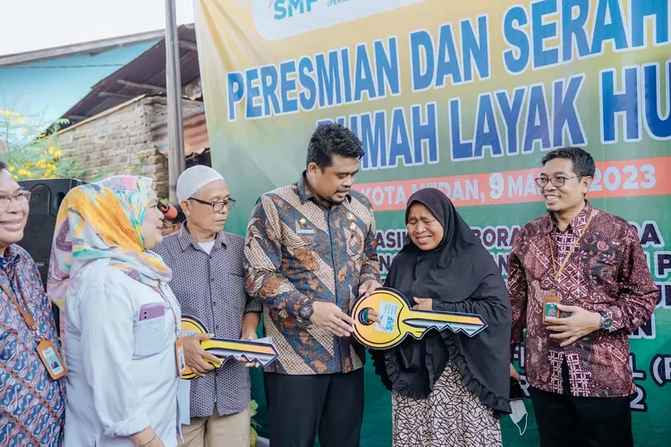 Wali Kota Medan Bobby Nasution menyerahkan kunci terkait program bedah rumah