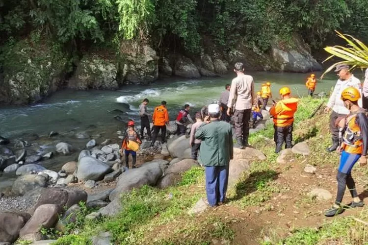 Tim gabungan terdiri dari Tim SAR, personil Polri, TNI dan BPBD Tapsel, dibantu warga masih melakukan pencarian terhadap seorang santriwati Ponpes Ahmad Basyir yang hilang terbawa arus sungai Parsariran yang meluap saat mandi bersama rekan-rekannya, Sabtu (4/3/2023).(Foto : Realitasonline/Riswandy)