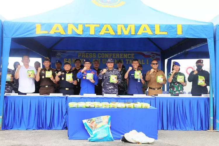 Danlantamal 1 Belawan Laksamana Muda TNI Johanes Jonarko Wibowo, Kepala BNN Sumut Brigjen Pol Toga Habinsaran Panjaitan dan Ditpolairud Kombes Pol Toni Ariadi dan Kasat Narkoba Polres Pelabuhan Belawan AKP Herison Manullang menunjukkan barang bukti sabu digagalkan di Perairan Aceh.