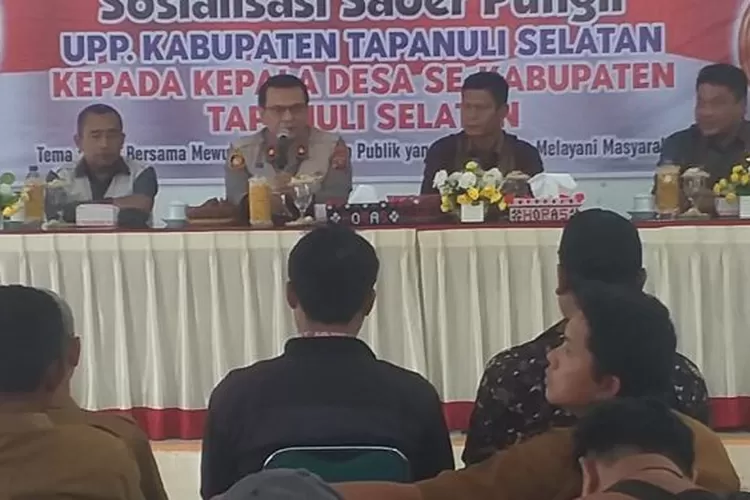 Waka Polres Tapsel Kompol Rahman Takdir Harahap jadi narasumber pada sosialisasi pencegahan pungli kepada para Kades se Kecamatan Angkola Barat.(Foto : Realitasonline/Riswandy)