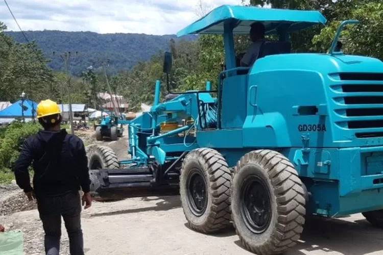 BJN-SU, melakukan perbaikan jalan Nasional Batu Jomba Desa Luat Lombang, Kecamatan Sipirok Kabupaten Tapsel, dikawal personel Sat Lantas Polres Tapsel untuk mengatur arus lalu lintas agar tetap lancar selama proses perbaikan.(Foto : Realitasonline/Riswandy)