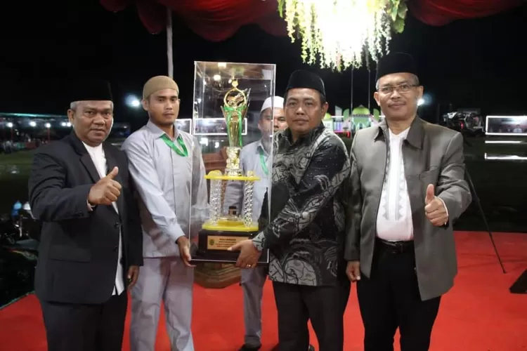 Kecamatan Sosa juara umum foto bersama Plt Bupati dan Sekda Palas, serta Camat Sosa Asrin Kholid Daulay, di Kecamatan Sosa. (foto/Ist)