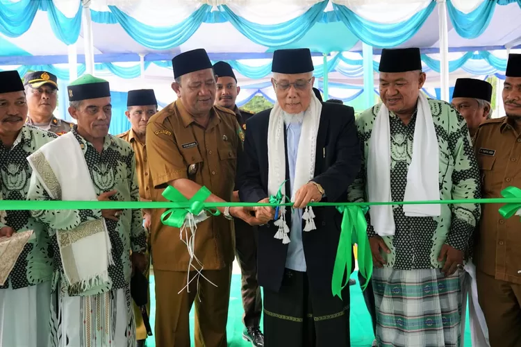 Ketua MUI Sumut Maratua Simanjuntak dan Plt Bupati Syah Afandin saat menggunting pita peresmian Kantor MUI kabupaten tersebut