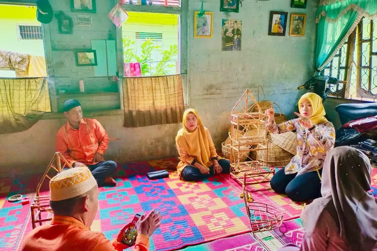 Ketua TP PKK Kecamatan Batang Onang Ny Inez Yuanita Arif Yusuf Nasution saat memberikan dukungan dan motivasi kepada pelaku IKM kerajinan rotan.(foto/ASR)