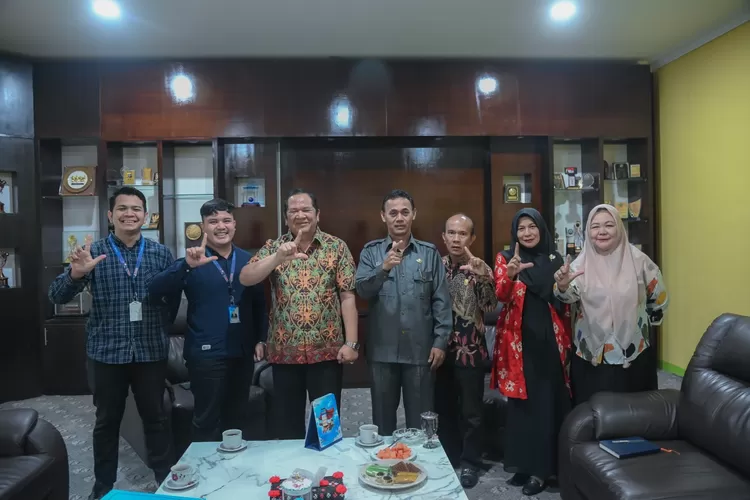 Walikota Padang Sidempuan foto bersama tenaga pelatih POSI