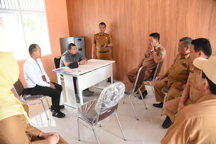 Bupati Tapsel H Dolly Pasaribu saat meninjau Unit Pelaksana Teknis (UPT) Puskesmas Sayur Matinggi. (Foto : Realitasonline/Riswandy)