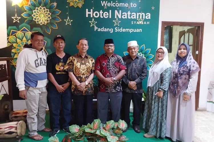 Pengurus DPD PKB dan Wanita Pujakesuma Kota Padang Sidempuan bersama tokoh masyarakat Sumut Syahrul M Pasaribu. (Foto : Realitasonline /ist)