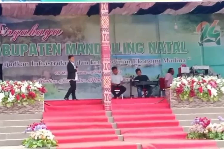 Tangga Masjid Agung Madina dijadikan panggung lomba bernyanyi rangkaian HUT Madina