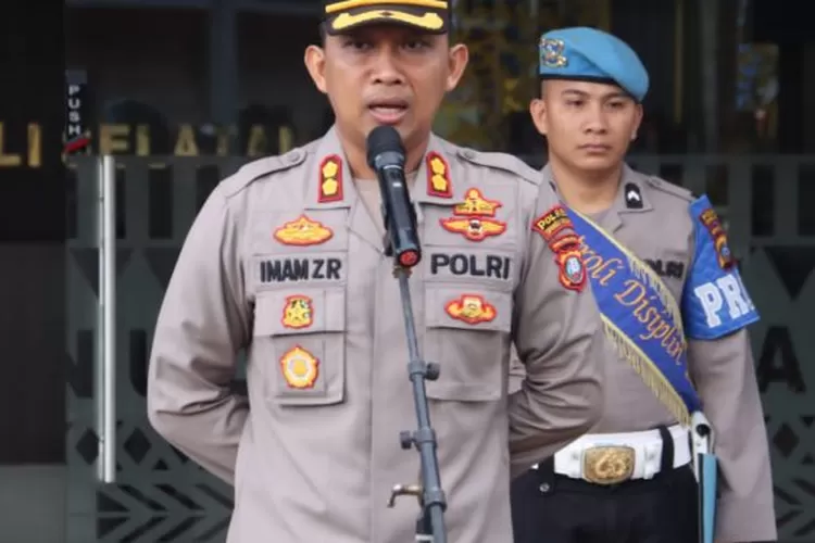 Kapolres Tapsel AKBP. Imam Zamroni pimpin apel pagi rutin, di halaman apel Mapolres Tapsel Kota Padang Sidempuan.(Foto : Realitasonline/Riswandy)