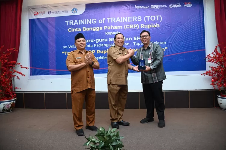 Wali Kota Padang Sidempuan Irsan Efendi Nasution menyerahkan cenderamata kepada Kepala KPw BI Sibolga, Yuliansah Andrias pada kegiatan ToT