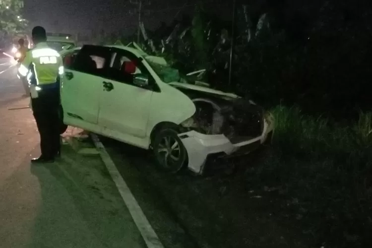 Mobil Daihatsu Xenia ringsek bagian depan akibat menabrak bagian belakang truk tronton di Jalan Medan- Tebing Tinggi.