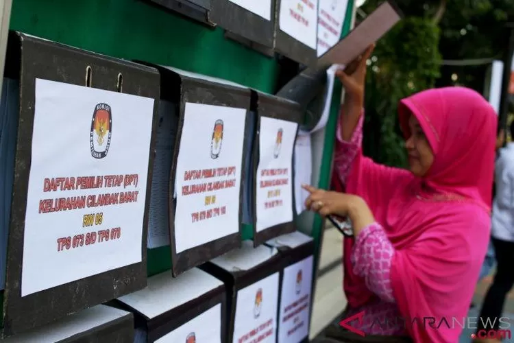 Ilustrasi - Warga melakukan pengecekan Daftar Pemilih Tetap (DPT) Pemilu 2019 da ( Antaranews.com)