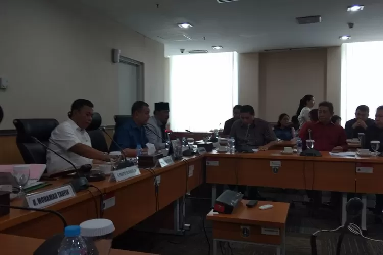 Ketua DPRD DKI Prasetyo Edi Marsudi saat memimpin rapat pengaduan warga Town House Cekarang, Rabu (12/9/2018).