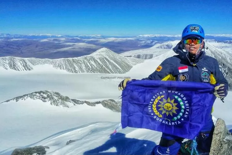 Tim Malimpa UMS berhasil capai puncak Khuiten di Mongolia
