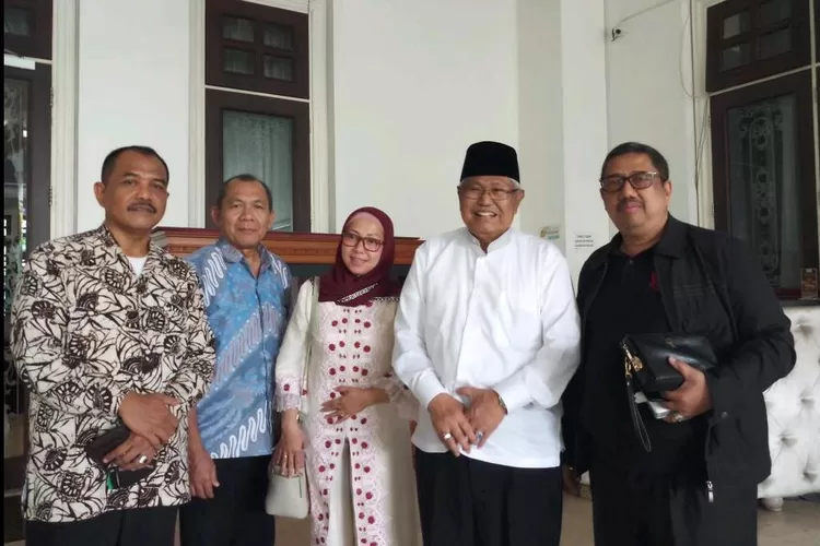 Ketua Majelis Adat H Nuri Thaher (kedua dari kanan) foto bersama usai pertemuan di sebuah restoran, Jumat (28/9/2018).