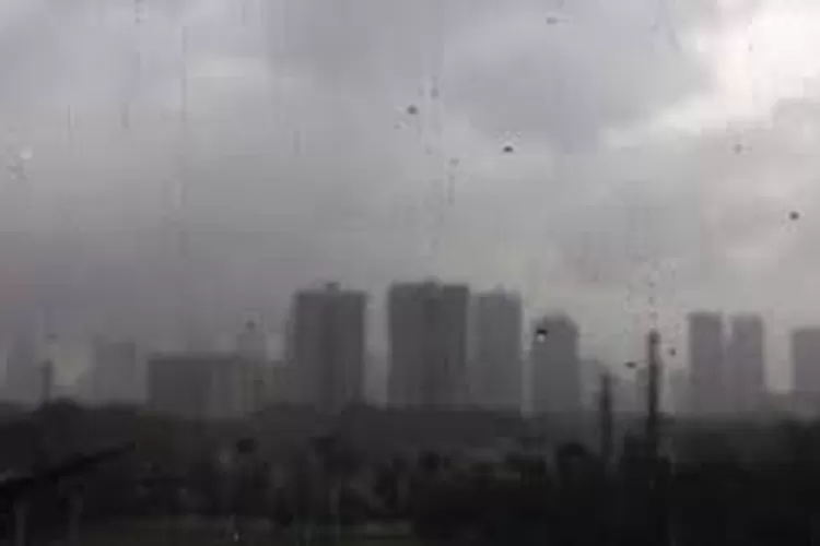 Wilayah Jakarta Raya Diramalkan diguyur hujan dan kilatan petir, pada sore hari nanti. Masyarakat diminta waspada. 