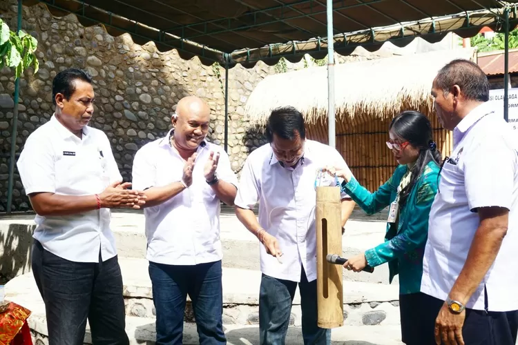 Ketua Formi Kota Denpasar,  IGN Bagus Mataram saat membuka acara Workshop Permainan Tradisional dengan pemukulan kulkul di Yayasan Tukad Bindu, Senin (5/11/2018)