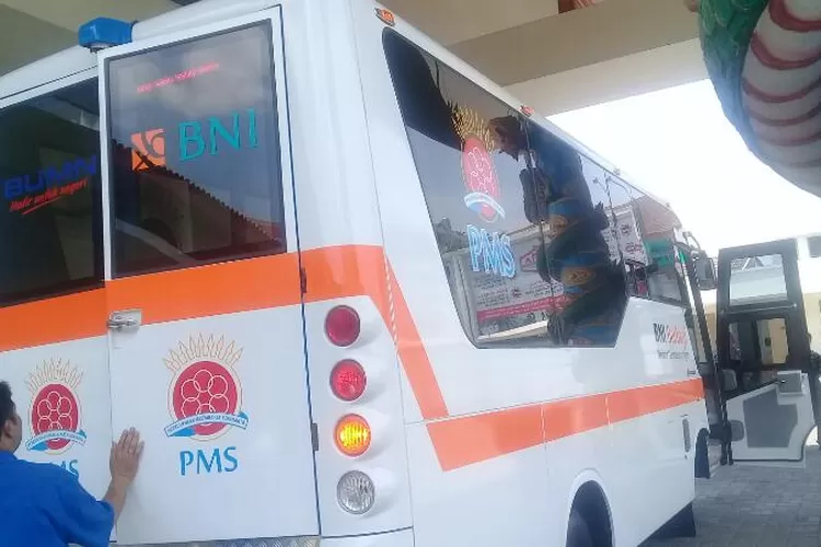 Bank BNI menyerahkan satu unit mobil jenazah untuk PMS Solo