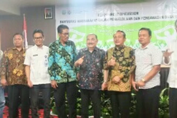 Ketua Tim Pakar Kemendes PDTT Prof Dr Haryono Suyono (tengah).  (foto, ist) 