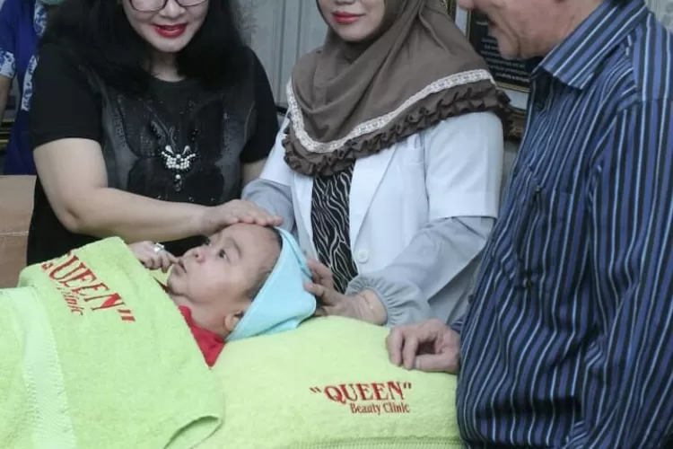 Daus Mini .Sedang menjalani perawatan wajah di Queen Beauty Clinic Jakarta.