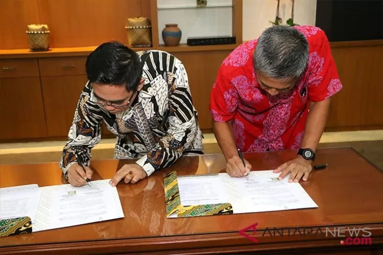 Sekjen Kemenperin Haris Munandar (kiri) bersama Direktur Manajer PT IMIP,  Hamid Mina menandatangani MoU di gedung Kementerian Perindustrian, Jakarta, 4 Desember 2018.