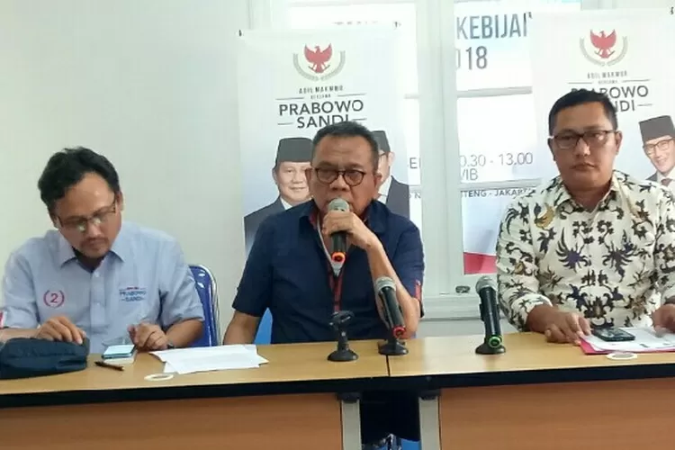 Ketua Tim Pemenangan Prabowo-Sandi, M Taufik (tengah) memberi penjeladan kepada wartawan terkait 2 610 orang Gila Masuk DPT Pemilu 2019. 