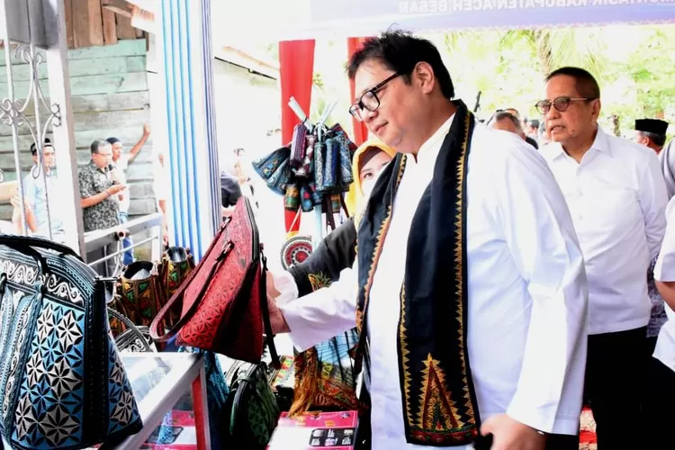 Menperin Airlangga Hartarto memperhatikan produk tas bordir Aceh ketika mengunjungi IKM Karya Indah Bordir dalam rangkaian kegiatan kunjungan kerja di Aceh, Jumat (14/12/2018).